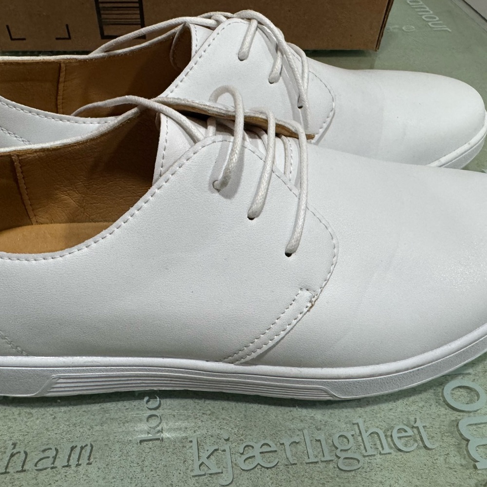 White Leather Oxford Shoes with Sleek Design